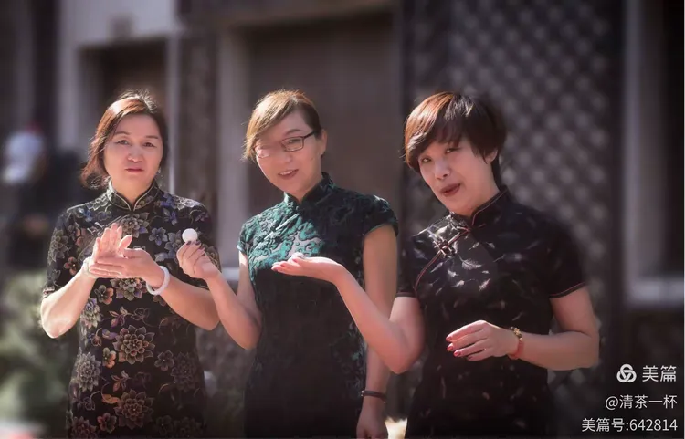 女士们穿上旗袍